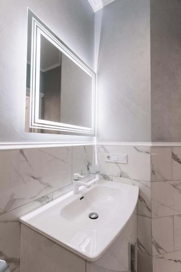 Royal Tower Vip Smart Apartments 1 Kyiv Exterior photo